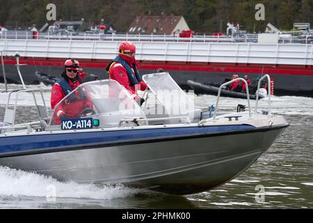 Coblenza, Germania. 29th Mar, 2023. Gli equipaggi di imbarcazioni praticano diverse formazioni sul Reno durante un'attività di cross-state di più giorni della polizia dell'acqua. Credit: Thomas Frey/dpa/Alamy Live News Foto Stock