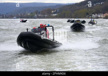 Coblenza, Germania. 29th Mar, 2023. Gli equipaggi di imbarcazioni praticano diverse formazioni sul Reno durante un'attività di cross-state di più giorni della polizia dell'acqua. Credit: Thomas Frey/dpa/Alamy Live News Foto Stock