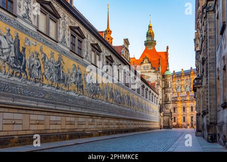 Vista all'alba del mosaico di Fürstenzug a Dresda, Germania. Foto Stock