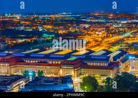 Vista panoramica al tramonto della stazione ferroviaria di Lipsia, Germania. Foto Stock