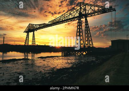 Middlesbrough Transporter Bridge in un tramonto d'oro sul fiume Tees Foto Stock