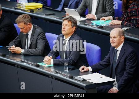 Berlino, Germania. 29th Mar, 2023. Il Cancelliere OLAF Scholz (SPD, r) partecipa alle interrogazioni del governo federale al Bundestag insieme a Christian Lindner (FDP, l), Ministro federale delle finanze, e Robert Habeck (Bündnis 90/Die Grünen, M), Ministro federale dell'economia e della protezione del clima. Credit: Kay Nietfeld/dpa/Alamy Live News Foto Stock