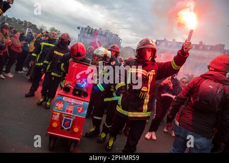 Parigi, Francia. 28th Mar, 2023. I vigili del fuoco nelle loro uniformi si uniscono alle manifestazioni di massa contro la riforma pensionistica a Parigi. Il presidente Emmanuel Macron vuole introdurre un disegno di legge che innalzerà l'età pensionabile da 62 a 64 anni. Credit: SOPA Images Limited/Alamy Live News Foto Stock