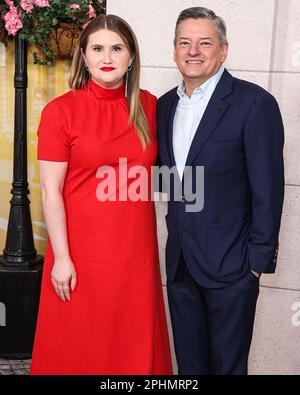 Westwood, Stati Uniti. 28th Mar, 2023. WESTWOOD, LOS ANGELES, CALIFORNIA, USA - 28 MARZO: Jillian Bell e Ted Sarandos arrivano al Los Angeles Premiere del "Murder Mystery 2" di Netflix, tenutosi presso il Regency Village Theatre il 28 marzo 2023 a Westwood, Los Angeles, California, Stati Uniti. (Foto di Xavier Collin/Image Press Agency) Credit: Image Press Agency/Alamy Live News Foto Stock