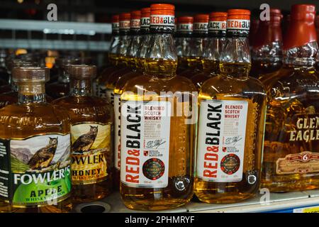 Tyumen, Russia-17 marzo 2023: Whiskey Red e Black sugli scaffali del negozio. Foto Stock