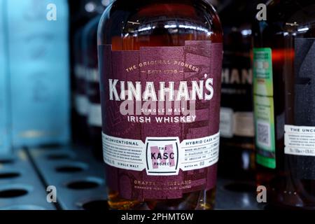 Tyumen, Russia-17 marzo 2023: Whisky irlandese Kinahans sugli scaffali del negozio. Foto Stock