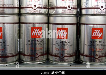 Tyumen, Russia-17 marzo 2023: Caffè Illy Intenso in una lattina. Un metodo unico di conservazione del caffè è usato la pressurizzazione. Foto Stock