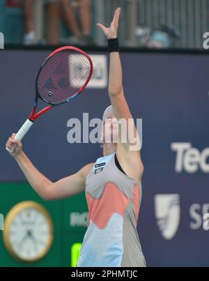 Miami Gardens, Stati Uniti. 27th Mar, 2023. MIAMI GARDENS, FLORIDA - 27 MARZO: Elena Rybakina (KAZ) contro Elise Mertens (bel) durante il Miami Open presentato dalla partita di Itaú all'Hard Rock Stadium il 27 marzo 2023 a Miami Gardens, Florida. (Foto di JL/Sipa USA) Credit: Sipa USA/Alamy Live News Foto Stock