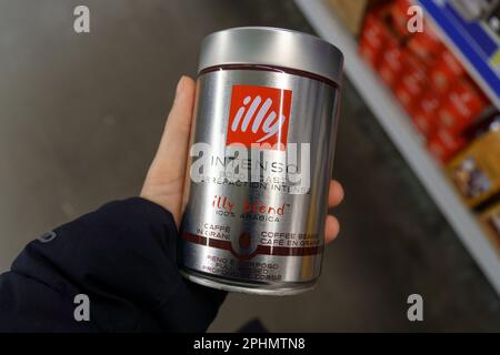 Tyumen, Russia-17 marzo 2023: Caffè Illy Intenso in una lattina. Un metodo unico di conservazione del caffè è usato la pressurizzazione. Foto Stock