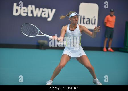 Miami Gardens, Stati Uniti. 27th Mar, 2023. MIAMI GARDENS, FLORIDA - 27 MARZO: Elise Mertens (bel) vs. Elena Rybakina (KAZ) durante il Miami Open presentato dalla partita di Itaú all'Hard Rock Stadium il 27 marzo 2023 a Miami Gardens, Florida. (Foto di JL/Sipa USA) Credit: Sipa USA/Alamy Live News Foto Stock