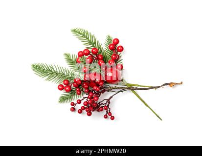 Ramo di Natale con bacche rosse. Pianta di decorazione artificiale della casa, rowan, ashberry o kalina twig isolato su fondo bianco Foto Stock