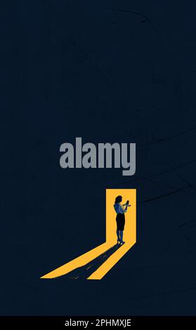 Donna d'affari che indossa il costume che tiene il telefono delle cellule e che sta alla porta. Collage artistico, sfondo in modalità scura Foto Stock