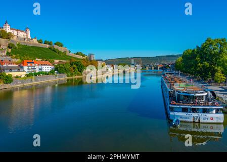 Vista panoramica della fortezza di Marienberg e delle barche a vapore a Würzburg, Germania. Foto Stock