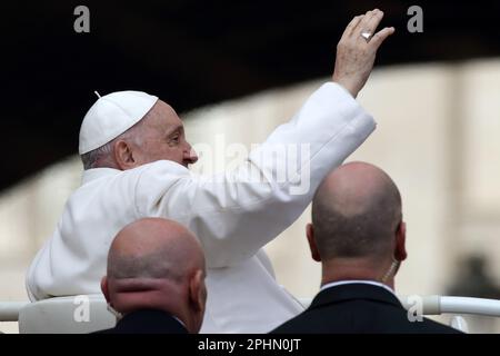 29 marzo 2023 - PAPA FRANCESCO durante l'udienza Generale del mercoledì in S. Piazza Pietro in Vaticano - Città del Vaticano - © EvandroInetti via ZUMA Wire (Credit Image: © Evandro Inetti/ZUMA Press Wire) SOLO PER USO EDITORIALE! Non per USO commerciale! Foto Stock