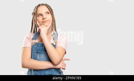 curiosa ragazza ritratto pubblicità sfondo Foto Stock