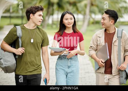 I giovani che camminano nel campus dopo le lezioni Foto Stock
