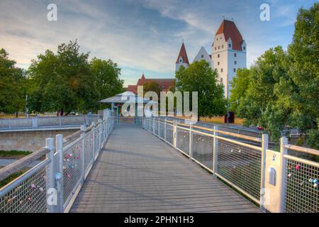 Ponte che conduce al nuovo castello nella città tedesca di Ingolstadt. Foto Stock