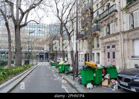 Parigi, Francia, immondizia sui marciapiedi durante lo sciopero contro una forma di pensione Foto Stock