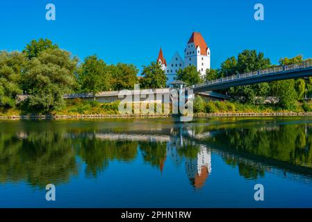 Ponte che conduce al nuovo castello nella città tedesca di Ingolstadt. Foto Stock