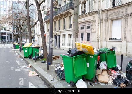 Parigi, Francia, immondizia sui marciapiedi durante lo sciopero contro una forma di pensione Foto Stock