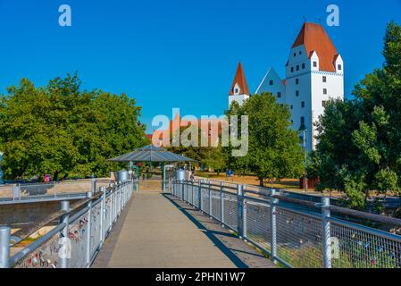 Ponte che conduce al nuovo castello nella città tedesca di Ingolstadt. Foto Stock