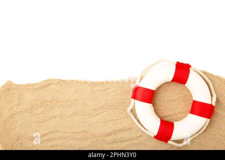 Salvagente bianco-rosso con sabbia isolata su fondo bianco. Vista dall'alto Foto Stock