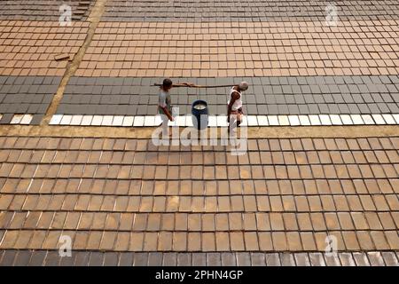 Una pentola grande di acqua essendo cotti su un fuoco aperto Foto stock -  Alamy