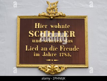 29 marzo 2023, Sassonia, Lipsia: "È qui che Schiller visse e scrisse la canzone a gioia nel 1785", legge una targa sulla Schillerhaus di Lipsia. La Schillerhaus si apre con una nuova mostra permanente sulla vita del giovane Friedrich Schiller. Oltre alla sua opera artistica, la mostra presenta il noto poeta tedesco principalmente come essere umano. Nel 1785, il 25-anno Schiller trascorse le sue settimane estive qui in quello che è ora il quartiere di Gohlis. Si dice che abbia scritto la sua poesia 'alla gioia' e lavori come 'Don Karlos' qui. Sabato (01.04.2023), la Schiller House riaprirà ai visitatori Foto Stock