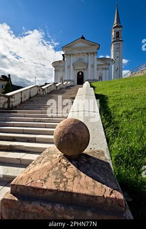 La chiesa arciprete di Santa Giustina Vergine e Martire è conosciuta come la cattedrale di Enego. Sette Comuni, Veneto, Italia. Foto Stock