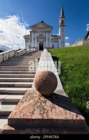 La chiesa arciprete di Santa Giustina Vergine e Martire è conosciuta come la cattedrale di Enego. Sette Comuni, Veneto, Italia. Foto Stock