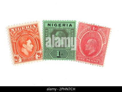 Francobolli di menta vintage dalla Nigeria isolati su uno sfondo bianco. Foto Stock