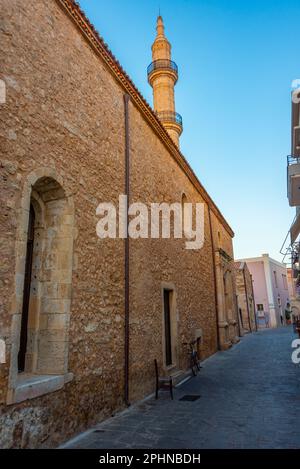 Vista all'alba della moschea di Neratze nella città greca di Rethimno. Foto Stock