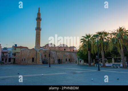 Vista all'alba della moschea di Neratze nella città greca di Rethimno. Foto Stock