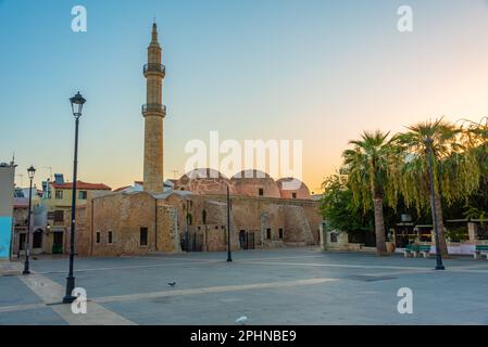 Vista all'alba della moschea di Neratze nella città greca di Rethimno. Foto Stock