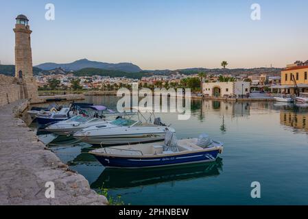 Vista all'alba del vecchio porto veneziano nella città greca di Rethimno, Grecia. Foto Stock