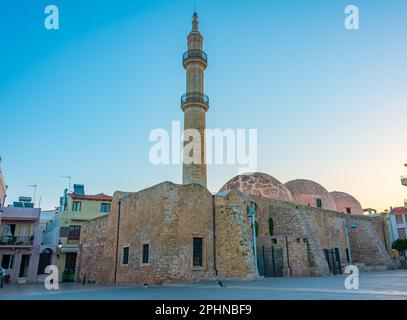 Vista all'alba della moschea di Neratze nella città greca di Rethimno. Foto Stock