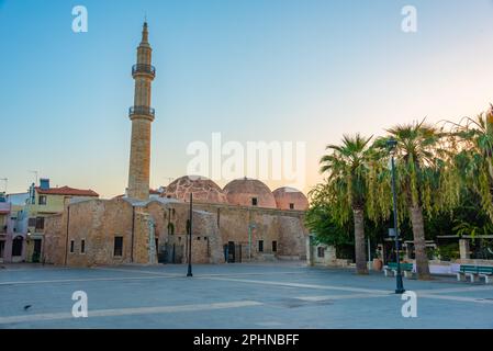 Vista all'alba della moschea di Neratze nella città greca di Rethimno. Foto Stock