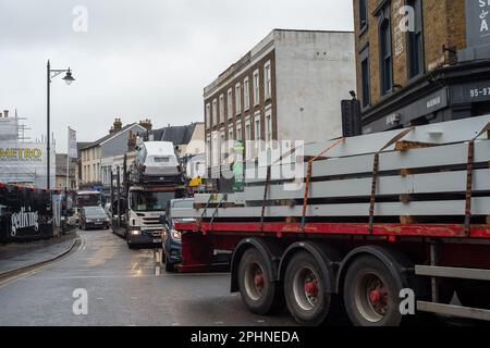 Maidenhead, Berkshire, Regno Unito. 29th marzo, 2023. Le parti del centro di Maidenhead sono ora in gran parte irriconoscibili in quanto molti edifici sono stati demoliti e nuovi e alti blocchi di appartamenti sono in fase di costruzione al loro posto. Il traffico di costruzione stava bloccando le strade nel centro della città oggi. Credit: Maureen McLean/Alamy Live News Foto Stock