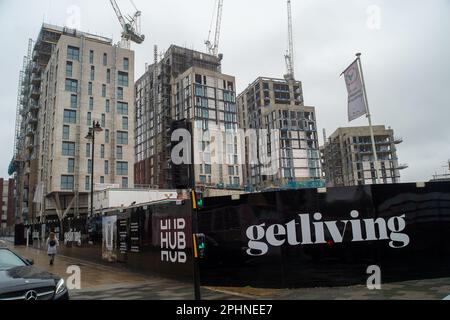 Maidenhead, Berkshire, Regno Unito. 29th marzo, 2023. Le parti del centro di Maidenhead sono ora in gran parte irriconoscibili in quanto molti edifici sono stati demoliti e nuovi e alti blocchi di appartamenti sono in fase di costruzione al loro posto. Il traffico di costruzione stava bloccando le strade nel centro della città oggi. Credit: Maureen McLean/Alamy Live News Foto Stock