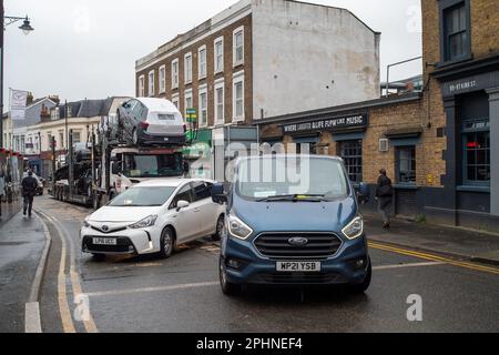 Maidenhead, Berkshire, Regno Unito. 29th marzo, 2023. Le parti del centro di Maidenhead sono ora in gran parte irriconoscibili in quanto molti edifici sono stati demoliti e nuovi e alti blocchi di appartamenti sono in fase di costruzione al loro posto. Il traffico di costruzione stava bloccando le strade nel centro della città oggi. Credit: Maureen McLean/Alamy Live News Foto Stock