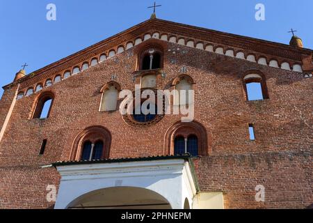 Esterno dell'abbazia medievale di Morimondo, provincia di Milano, Lombardia, Italia Foto Stock