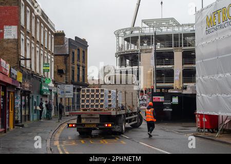 Maidenhead, Berkshire, Regno Unito. 29th marzo, 2023. Le parti del centro di Maidenhead sono ora in gran parte irriconoscibili in quanto molti edifici sono stati demoliti e nuovi e alti blocchi di appartamenti sono in fase di costruzione al loro posto. Il traffico di costruzione stava bloccando le strade nel centro della città oggi. Credit: Maureen McLean/Alamy Live News Foto Stock