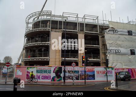 Maidenhead, Berkshire, Regno Unito. 29th marzo, 2023. Le parti del centro di Maidenhead sono ora in gran parte irriconoscibili in quanto molti edifici sono stati demoliti e nuovi e alti blocchi di appartamenti sono in fase di costruzione al loro posto. Il traffico di costruzione stava bloccando le strade nel centro della città oggi. Credit: Maureen McLean/Alamy Live News Foto Stock