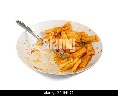 Avanzi di pasta, pasto non finito su piatto sporco, ciotola dopo cena isolata, avanzi pranzo non mangiato, Macaroni, Salsa spalmata su sfondo piatto bianco Foto Stock