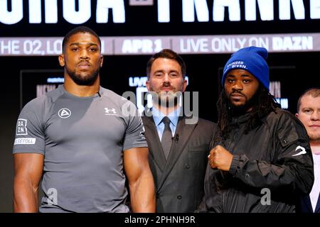 Il promotore di boxe Eddie Hearn si trova nel centro di Anthony Joshua e Jermaine Franklin durante una conferenza stampa al Nobu Hotel London Portman Square, Londra. Data immagine: Mercoledì 29 marzo 2023. Foto Stock