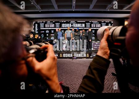 Il promotore di boxe Eddie Hearn si trova nel centro di Anthony Joshua e Jermaine Franklin durante una conferenza stampa al Nobu Hotel London Portman Square, Londra. Data immagine: Mercoledì 29 marzo 2023. Foto Stock