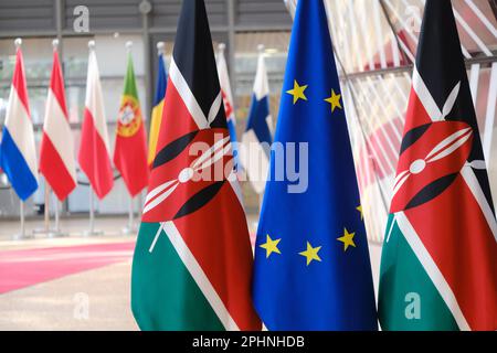 Bruxelles, Belgio. 29th Mar, 2023. Le bandiere dell'UE e del Kenya si trovano davanti a una riunione del Consiglio europeo che si terrà a Bruxelles, in Belgio, il 29 marzo 2023. Credit: ALEXANDROS MICHAILIDIS/Alamy Live News Foto Stock