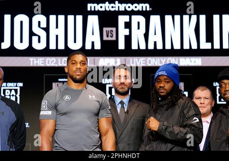 Il promotore di boxe Eddie Hearn si trova nel centro di Anthony Joshua e Jermaine Franklin durante una conferenza stampa al Nobu Hotel London Portman Square, Londra. Data immagine: Mercoledì 29 marzo 2023. Foto Stock