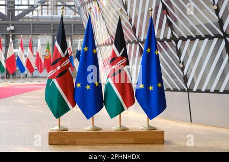 Bruxelles, Belgio. 29th Mar, 2023. Le bandiere dell'UE e del Kenya si trovano davanti a una riunione del Consiglio europeo che si terrà a Bruxelles, in Belgio, il 29 marzo 2023. Credit: ALEXANDROS MICHAILIDIS/Alamy Live News Foto Stock