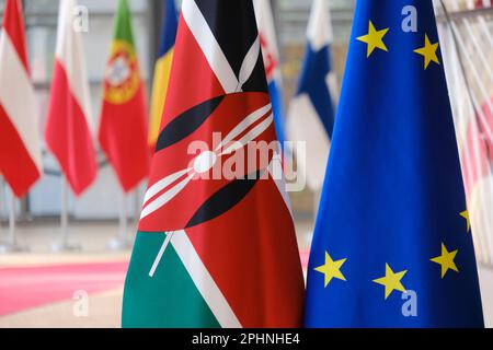 Bruxelles, Belgio. 29th Mar, 2023. Le bandiere dell'UE e del Kenya si trovano davanti a una riunione del Consiglio europeo che si terrà a Bruxelles, in Belgio, il 29 marzo 2023. Credit: ALEXANDROS MICHAILIDIS/Alamy Live News Foto Stock